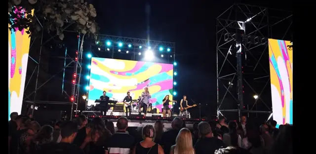 Scutari, Albania — il palco in piazza