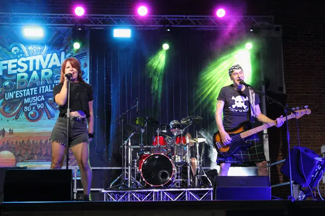 Voce e basso davanti al logo Festivalbar