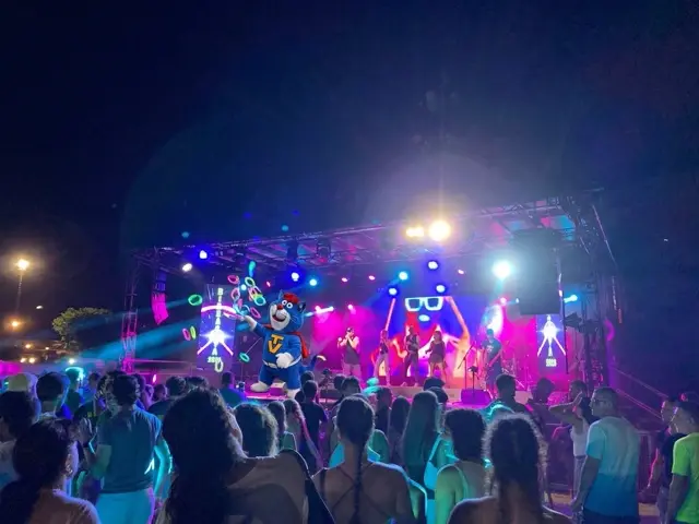 Il Telegattone sul palco tra il pubblico